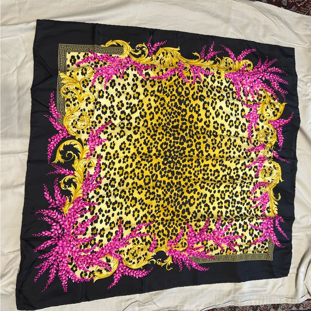 VTG Gianni Versace EUC 34” Scarf 100% Italian Silk Barocco Cheetah Print